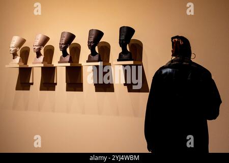 Eine Frau untersucht Skulpturen „Grey Area“ von Fred Wilson bei der Ausstellung „Flight Into Egypt“ während der Pressevorschau im Metropolitan Museum of Art in New York (Foto: Lev Radin/Pacific Press) Stockfoto