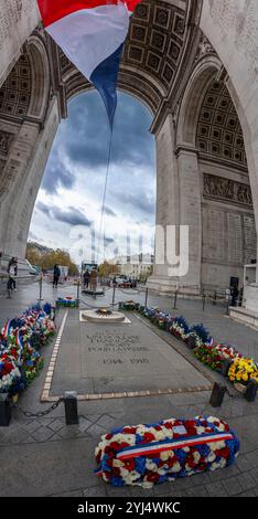 Paris, Frankreich - 11 11 2024: Blick auf die Flamme des unbekannten Soldaten unter dem Triumphbogen Stockfoto