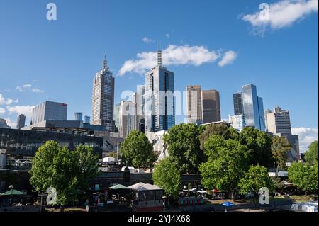 24.10.2024, Melbourne, Victoria, Australien - Blick von der Princes Bridge auf das Ufer des Yarra River und die Skyline des Geschaeftszentrums in East End im Hintergrund. *** 24 10 2024, Melbourne, Victoria, Australien Blick von der Princes Bridge auf die Ufer des Yarra River und die Skyline des East End Business Centers im Hintergrund Stockfoto