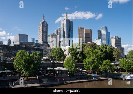 24.10.2024, Melbourne, Victoria, Australien - Blick von der Princes Bridge auf das Ufer des Yarra River und die Skyline des Geschaeftszentrums in East End im Hintergrund. *** 24 10 2024, Melbourne, Victoria, Australien Blick von der Princes Bridge auf die Ufer des Yarra River und die Skyline des East End Business Centers im Hintergrund Stockfoto