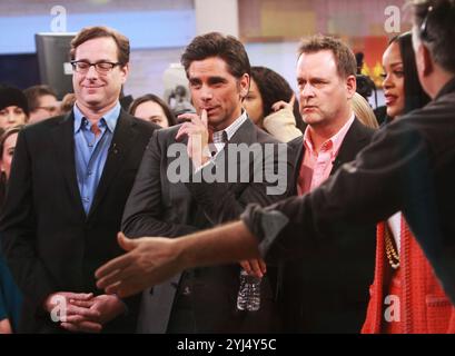 **DATEIFOTO** Dave Coulier kündigt Krebsschlacht im Live-TV an. NEW YORK, NY: Bob Saget, John Stamos, Dave Coulier, Rihanna bei Good Morning America in New York City am 29. Januar 2014. Gutschrift: RW/MediaPunch Stockfoto