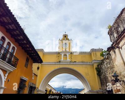 Nahaufnahme des wunderschönen Arch of Santa Catalina in Antigua Guatemala Stockfoto