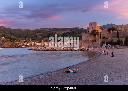 Blick auf den Strand von Collioure mit Chateau Royal im Hintergrund, Pyrenäen Orientales, Roussillon, Occitanie, Frankreich, Europa Stockfoto