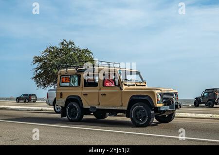 Gulfport, MS - 04. Oktober 2023: Weitwinkelansicht eines Land Rover Defender 110-Wagens aus dem Jahr 1989 auf einer lokalen Autoshow. Stockfoto