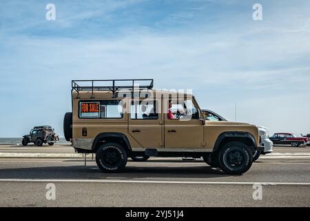 Gulfport, MS - 04. Oktober 2023: Weitwinkel-Seitenansicht eines Land Rover Defender 110-Wagens aus dem Jahr 1989 auf einer lokalen Autoshow. Stockfoto