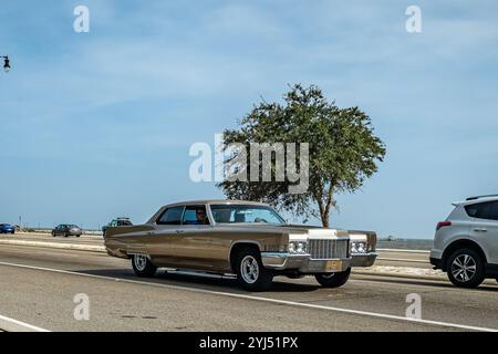 Gulfport, MS - 04. Oktober 2023: Weitwinkelansicht einer Cadillac Sedan Deville aus dem Jahr 1970 auf einer lokalen Autoshow. Stockfoto