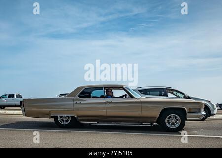 Gulfport, MS - 04. Oktober 2023: Weitwinkel-Seitenansicht einer Cadillac Sedan Deville aus dem Jahr 1970 auf einer lokalen Autoshow. Stockfoto