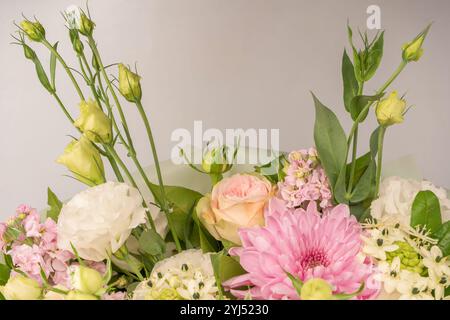 Blumenstrauß mit rosafarbenen Rosen, Chrysanthemen und Freesieblumen in einer Vase isoliert auf weißem Hintergrund. Stockfoto