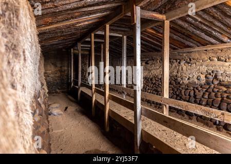 Die Rasenhäuser der Farm Hjardarhagi (Torfhusin i Hjardarhaga), Innenansicht des traditionellen Schafhauses mit Schaffütterung, Island. Stockfoto