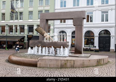 Ein Wasserbrunnen mit Handschuhen, der auf die Gründung von Oslo in Norwegen zeigt. 1624 zeigte der Dänisch-norwegische König Christian 1V. seine Handschuhe Stockfoto