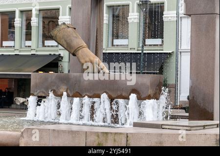 Ein Wasserbrunnen mit Handschuhen, der auf die Gründung von Oslo in Norwegen zeigt. 1624 zeigte der Dänisch-norwegische König Christian 1V. seine Handschuhe Stockfoto