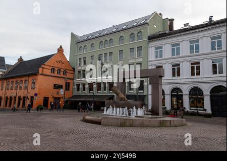 Ein Wasserbrunnen mit Handschuhen, der auf die Gründung von Oslo in Norwegen zeigt. 1624 zeigte der Dänisch-norwegische König Christian 1V. seine Handschuhe Stockfoto