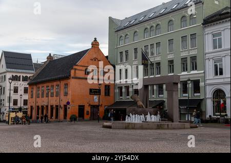 Ein Wasserbrunnen mit Handschuhen, der auf die Gründung von Oslo in Norwegen zeigt. 1624 zeigte der Dänisch-norwegische König Christian 1V. seine Handschuhe Stockfoto