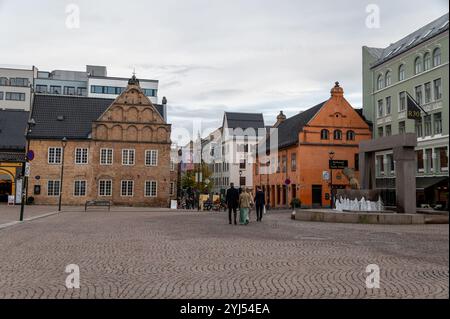 Ein Wasserbrunnen mit Handschuhen, der auf die Gründung von Oslo in Norwegen zeigt. 1624 zeigte der Dänisch-norwegische König Christian 1V. seine Handschuhe Stockfoto