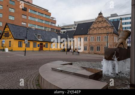 Ein Wasserbrunnen mit Handschuhen, der auf die Gründung von Oslo in Norwegen zeigt. 1624 zeigte der Dänisch-norwegische König Christian 1V. seine Handschuhe Stockfoto