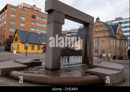 Ein Wasserbrunnen mit Handschuhen, der auf die Gründung von Oslo in Norwegen zeigt. 1624 zeigte der Dänisch-norwegische König Christian 1V. seine Handschuhe Stockfoto