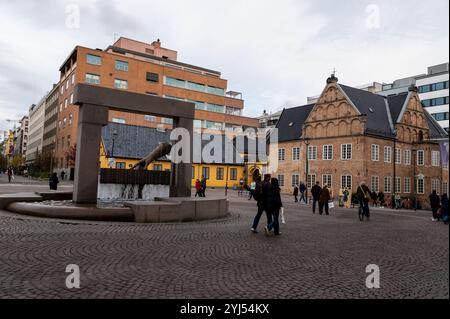 Ein Wasserbrunnen mit Handschuhen, der auf die Gründung von Oslo in Norwegen zeigt. 1624 zeigte der Dänisch-norwegische König Christian 1V. seine Handschuhe Stockfoto