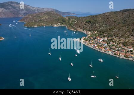 Aus der Vogelperspektive von vathy, dem Haupthafen der Insel ithaki in griechenland, mit Booten, die in der Bucht anlegen Stockfoto