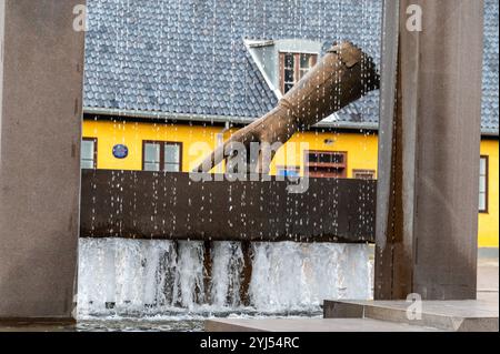 Ein Wasserbrunnen mit Handschuhen, der auf die Gründung von Oslo in Norwegen zeigt. 1624 zeigte der Dänisch-norwegische König Christian 1V. seine Handschuhe Stockfoto