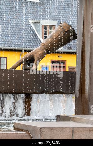 Ein Wasserbrunnen mit Handschuhen, der auf die Gründung von Oslo in Norwegen zeigt. 1624 zeigte der Dänisch-norwegische König Christian 1V. seine Handschuhe Stockfoto