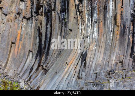 Vulkanische Basaltsäulen aus nächster Nähe im Studlagil Canyon (Basalt Canyon), Island. Stockfoto