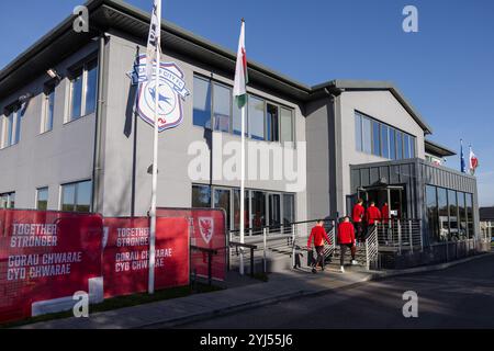 PONTYCLUN, GROSSBRITANNIEN. November 2024. Das Team kommt während eines Trainings im Vale Resort vor dem Spiel der UEFA Nations League gegen die Türkei 2025 im Kadir Has Stadium am 16. November (PIC von John Smith/FAW). Credit: Football Association of Wales/Alamy Live News Stockfoto