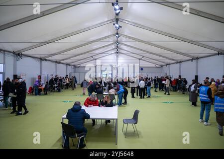 Berlin, Deutschland. November 2024. Eine Jobmesse für Flüchtlinge findet in einer Leichtbauhalle der Flüchtlingsunterkunft am ehemaligen Flughafen Tegel statt. Quelle: Christophe Gateau/dpa/Alamy Live News Stockfoto