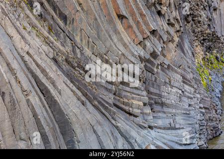 Vulkanische Basaltsäulen aus nächster Nähe im Studlagil Canyon (Basalt Canyon), Island. Stockfoto