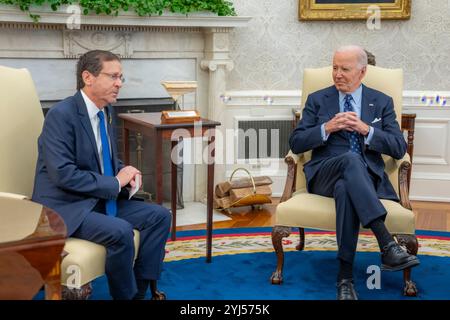 Washington, Usa. November 2024. U. US-Präsident Joe Biden, rechts, hört den israelischen Präsidenten Isaac Herzog, links, während eines bilateralen Treffens im Oval Office des Weißen Hauses am 12. November 2024 in Washington, DC Credit: Adam Schultz/White House Photo/Alamy Live News Stockfoto