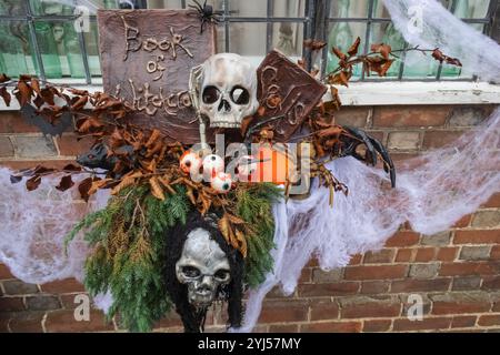England, Kent, Chiddingstone, Chiddingstone Village, Halloween-Dekoration Stockfoto