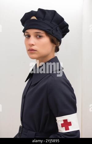 ALICIA VIKANDER in TESTAMENT OF YOUTH (2014), Regie: JAMES KENT. Copyright: Nur redaktionelle Verwendung. Kein Merchandising oder Bucheinband. Dies ist ein öffentlich verteiltes Handout. Nur Zugriffsrechte, keine Urheberrechtslizenz bereitgestellt. Nur in Verbindung mit der Werbung für diesen Film zu reproduzieren. Quelle: BBC-FILME/Album Stockfoto