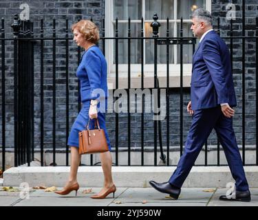 London, Großbritannien. November 2024. Marcel Ciolacu, rumänischer Premierminister, verlässt die Downing Street 10 in Westminster mit Botschafterin Laura Popescu, rumänischer Botschafterin im Vereinigten Königreich, nach einem Treffen mit Premierminister Sir Keir Starmer. Ciolacu ist auf einem Arbeitsbesuch im Vereinigten Königreich und wird auch am Wirtschaftsforum Rumänien-Großbritannien teilnehmen. Quelle: Imageplotter/Alamy Live News Stockfoto