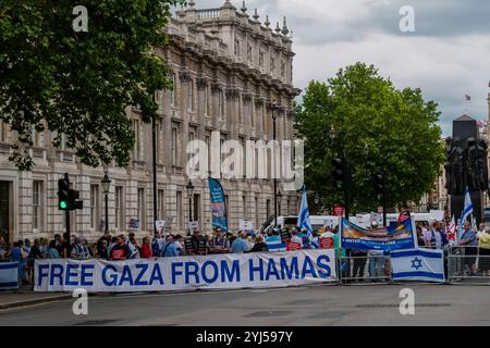 London, Großbritannien. Juni 2019. Die zionistische Föderation und andere warten in der Downing St, um sich der jährlichen Demonstration zur Unterstützung des unterdrückten Volkes Palästinas zu widersetzen. Das 1979 im Iran begonnene Ereignis wurde von Imam Khomeini als nicht nur über Jerusalem gesprochen, sondern als "ein Tag für die Unterdrückten, um sich gegen die Arroganten zu erheben". Stockfoto