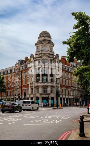 London - 06 16 2022: Blick auf das Empire House an der Kreuzung von Brompton Rd und Thurloe PL Stockfoto