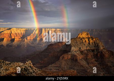 Abendliche Monsunschauer und Sonnenaufgänge bilden diesen doppelten Regenbogen über dem Vishnu-Tempel vom Nordrand am Cape Royal im Grand Canyon von Arizona Stockfoto