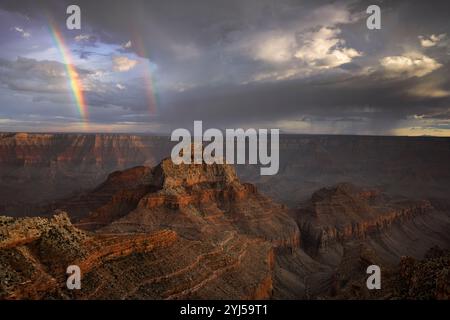 Das letzte Licht und die vorbeiziehenden Regenschauer während eines Sommermonsunabends erzeugen diesen doppelten Regenbogen über dem Vishnu Tempel am Nordrand von Cape Royal in Stockfoto