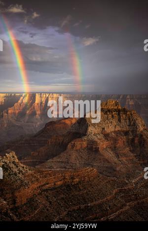 Abendliche Monsunschauer und Sonnenaufgänge bilden diesen doppelten Regenbogen über dem Vishnu-Tempel vom Nordrand am Cape Royal im Grand Canyon von Arizona Stockfoto