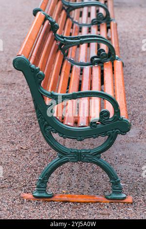 Parkbänke in Folge Stockfoto