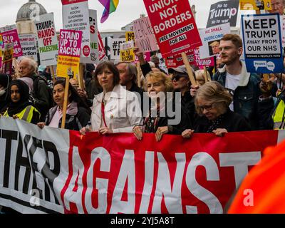 London, Großbritannien. Tausende marschieren vom Trafalgar Square zu einer Kundgebung in Whitehall, nahe dem Ort, an dem Trump Theresa May traf, um eine klare Botschaft zu senden, dass Präsident Trump hier wegen seiner Klimaverleugnung, seines Rassismus, seiner Islamophobie, seiner Frauenfeindlichkeit und seiner Bigotterie nicht willkommen ist. Seine Politik des Hasses und der Spaltung hat die extreme Rechte auf der ganzen Welt mit Energie versorgt. Es gab Reden von Jeremy Corbyn, Caroline Lucas und anderen führenden Politikern und Aktivisten, dann zu einer weiteren Kundgebung auf dem Parliament Square. Stockfoto