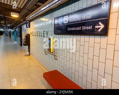 Toronto, ON, Kanada - 27. Juli 2024: Blick auf die U-Bahn-Station Wellesley Stockfoto