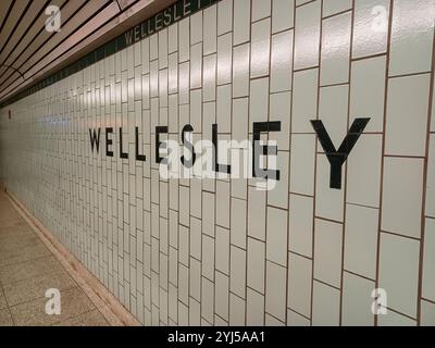 Toronto, ON, Kanada - 27. Juli 2024: Blick auf die U-Bahn-Station Wellesley Stockfoto