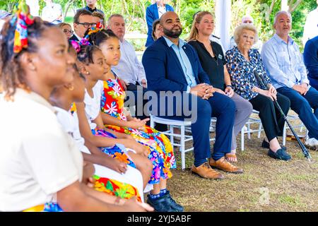 Philipsburg, Niederlande, 2024 13-11-13 09:34:11 SINT MAARTEN, 13-11-2024, Emilio Wilson ParkPrincess Beatrix besucht Sint Maarten und Saba. Der Besuch konzentriert sich auf die Arbeit der niederländischen Karibischen Naturallianz (DCNA) und soziale Initiativen auf den Inseln. FOTO: NLBeeldIn dem Foto: Besuch im Emilio Wilson Park - Poesie und Erzählspiel Rezital Credit: NL Beeld / Patrick van EMST Stockfoto