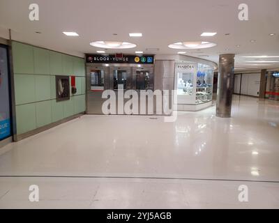 Toronto, ON, Kanada - 9. Juni 2024: Blick auf die U-Bahn-Station Yonge im Inneren Stockfoto