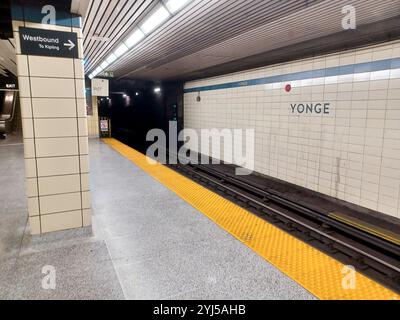 Toronto, ON, Kanada - 9. Juni 2024: Blick auf die U-Bahn-Station Yonge im Inneren Stockfoto