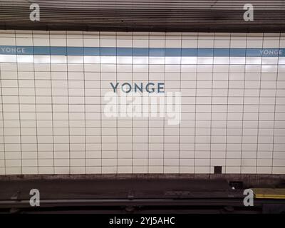 Toronto, ON, Kanada - 9. Juni 2024: Blick auf die U-Bahn-Station Yonge im Inneren Stockfoto