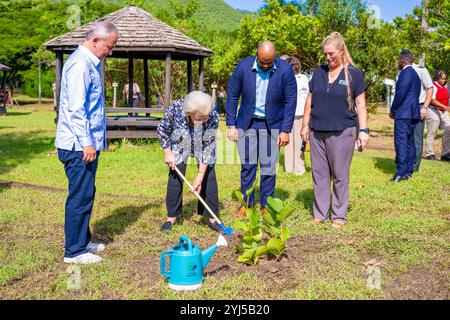 Philipsburg, Niederlande, 2024 13-11-13 09:57:43 SINT MAARTEN, 13-11-2024, Emilio Wilson ParkPrincess Beatrix besucht Sint Maarten und Saba. Der Besuch konzentriert sich auf die Arbeit der niederländischen Karibischen Naturallianz (DCNA) und soziale Initiativen auf den Inseln. FOTO: NLBeeldIn dem Foto: Besuch im Emilio Wilson Park - Poesie und Erzählspiel Rezital Credit: NL Beeld / Patrick van EMST Stockfoto