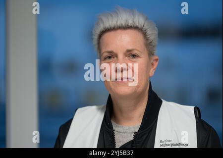 Berlin, Deutschland. November 2024. Kleopatra Tümmler, Betriebsleiterin des Ankunftszentrums am Flughafen Tegel, steht in der Flüchtlingsunterkunft am ehemaligen Flughafen Tegel. Quelle: Christophe Gateau/dpa/Alamy Live News Stockfoto