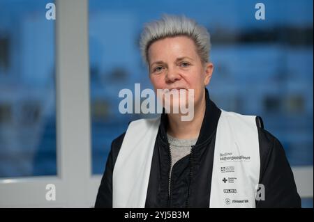 Berlin, Deutschland. November 2024. Kleopatra Tümmler, Betriebsleiterin des Ankunftszentrums am Flughafen Tegel, steht in der Flüchtlingsunterkunft am ehemaligen Flughafen Tegel. Quelle: Christophe Gateau/dpa/Alamy Live News Stockfoto