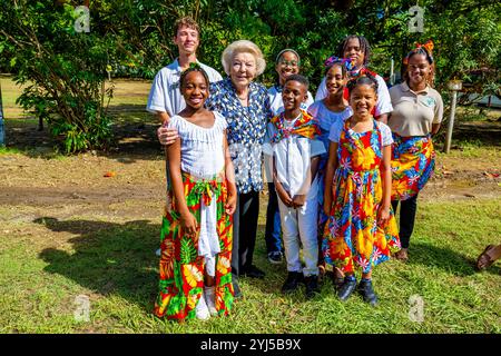 Philipsburg, Niederlande, 2024 13-11-13 10:00:19 SINT MAARTEN, 13-11-2024, Emilio Wilson ParkPrincess Beatrix besucht Sint Maarten und Saba. Der Besuch konzentriert sich auf die Arbeit der niederländischen Karibischen Naturallianz (DCNA) und soziale Initiativen auf den Inseln. FOTO: NLBeeldIn dem Foto: Besuch im Emilio Wilson Park - Poesie und Erzählspiel Rezital Credit: NL Beeld / Patrick van EMST Stockfoto