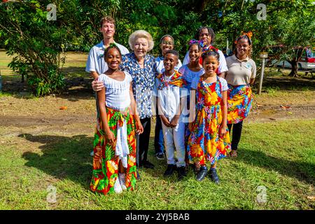 Philipsburg, Niederlande, 2024 13-11-13 10:00:19 SINT MAARTEN, 13-11-2024, Emilio Wilson ParkPrincess Beatrix besucht Sint Maarten und Saba. Der Besuch konzentriert sich auf die Arbeit der niederländischen Karibischen Naturallianz (DCNA) und soziale Initiativen auf den Inseln. FOTO: NLBeeldIn dem Foto: Besuch im Emilio Wilson Park - Poesie und Erzählspiel Rezital Credit: NL Beeld / Patrick van EMST Stockfoto